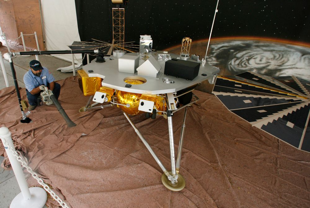 KOPIEN: En kopi av Phoenix Mars Lander i full størrelse er stilt ut på Jet Propulsion Laboratory i Pasadena, California.