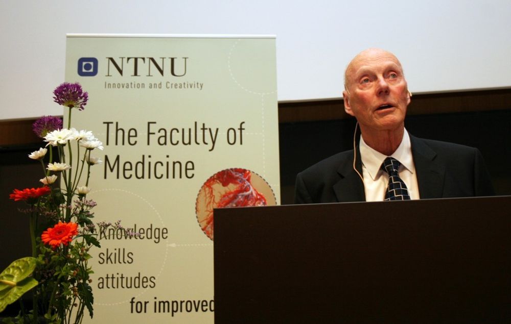 Milliardær og æresdoktor Fred Kavli holder foredrag ved NTNU.