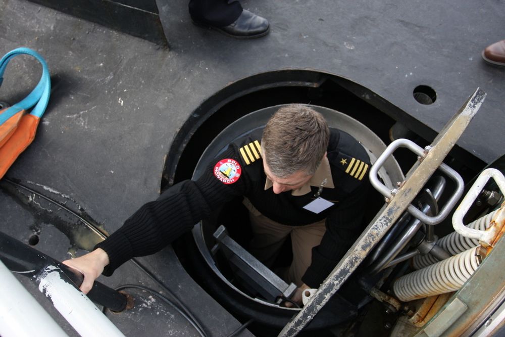SJEF: Kaptin D. Dittmer i USA Navy leder Nato-øvelsen som Norge er vertsnasjon for. Her er han på vei ut av den nederlandske ubåten Dolfijn.