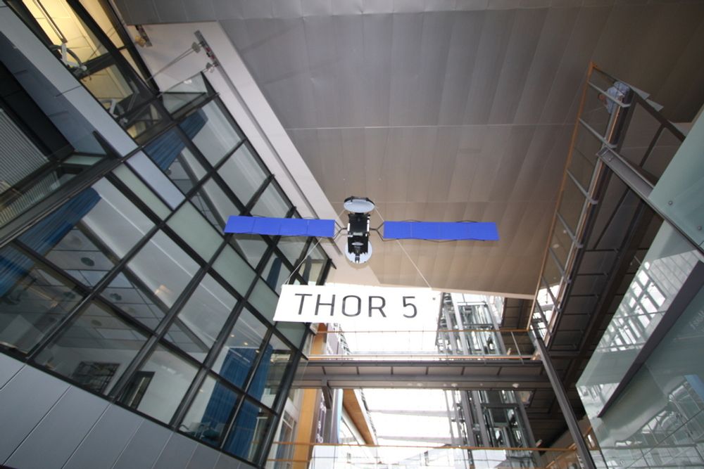 SELSKAP: Thor 5 ble skutt opp fra en base i Kasakhstan like over nyttår. Nå får den selskap av sekseren, som Telenor skyter opp neste sommer. Her er en modell av Thor 5.