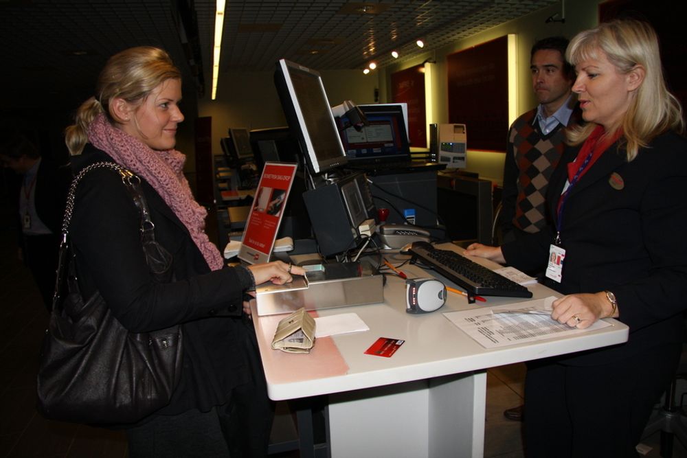 Anja Blikstad, flypassasjer, tester ut biometrisk innsjekking fra Genkey, Moss lufthavn Rygge.