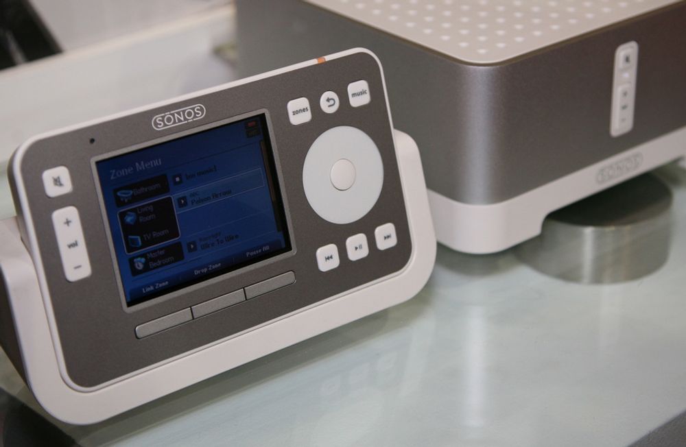 LONDON: Sonos' multiromssystem kan nå styres fra en iPod Touch eller iPhone. Et program gjør at disse kan fungere som fjernkontroll for Sonos.