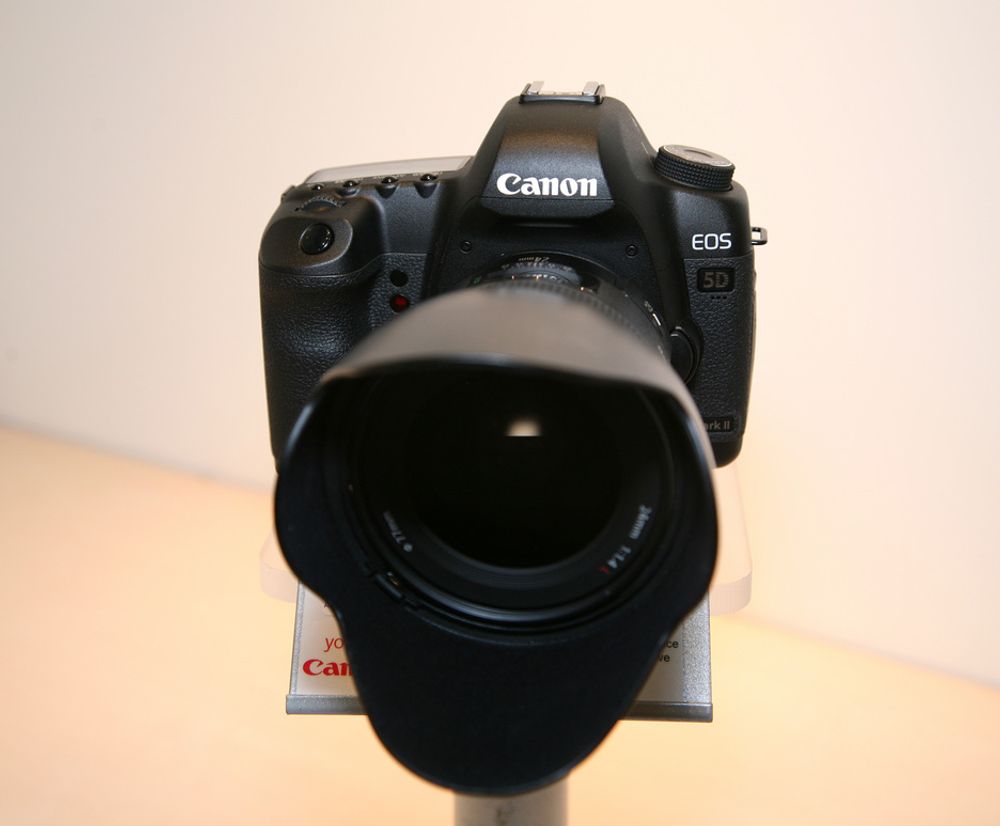 LONDON: Canon viser fram nye fullformatkameraet Canon 5D Mark II, som blant annet spiller inn HD-video.