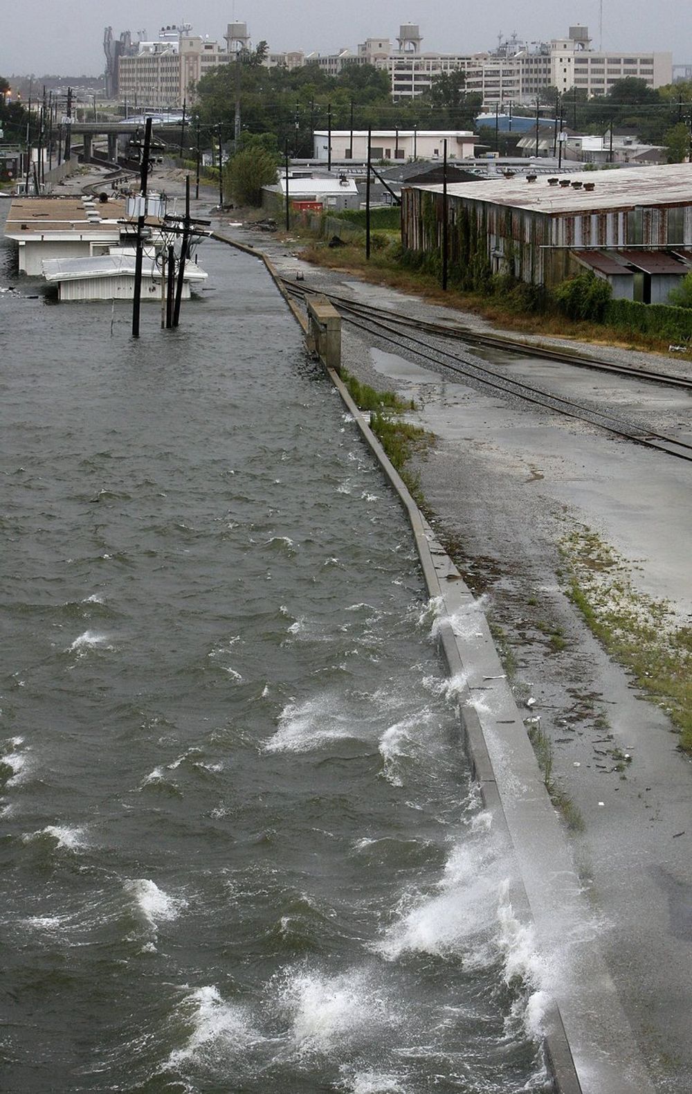 Bølgene gikk høyt i New Orleans da orkanen Gustav rammet Louisiana mandag. Dikene i byen ser imidlertid ut til å ha bestått sin første test siden Katrina.