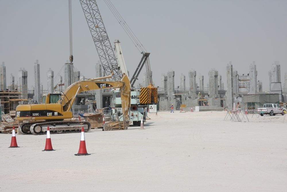 DØGNET RUNDT: Qatalum blir verdens største aluminiumsverk bygget i samme trinn. Det krever anleggsarbeid døgnet rundt.