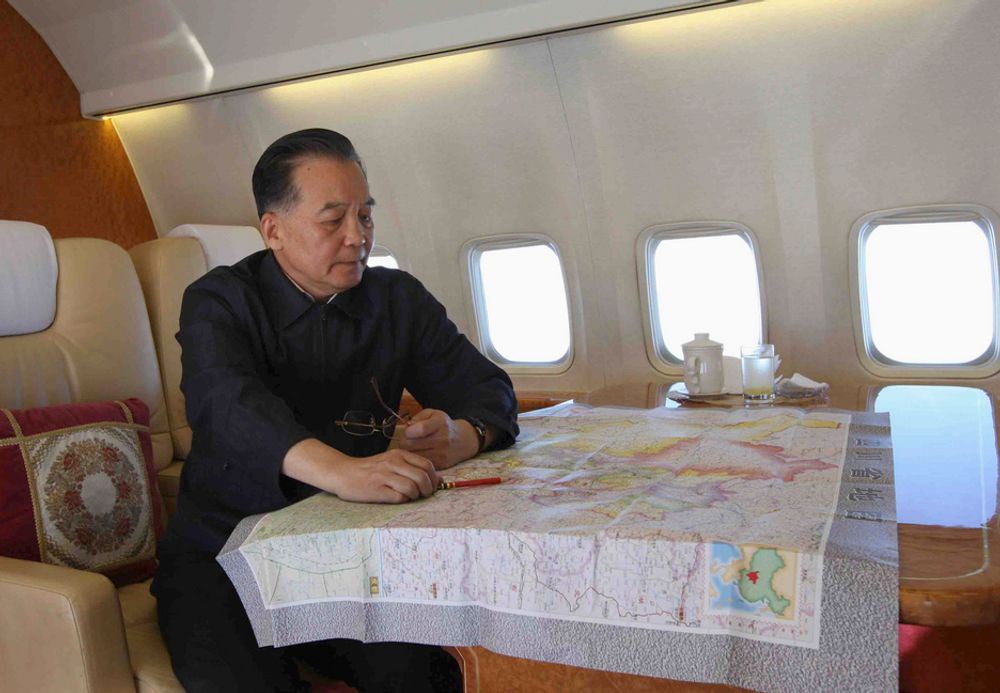 Kinas statsminister Wen Jiabao studerer et kart over Sichuan-provinsen på vei i fly til Wenchu, like ved jordskjelvets episenter.