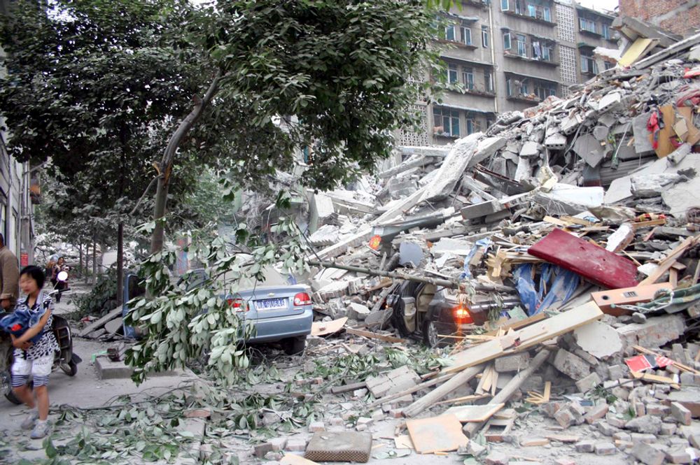 Boligblokker og andre bygninger raste sammen etter skjelvet på 7,8 på Richters skala. Bildet er fra byen Dujiangyan i Sichuan-provinsen.