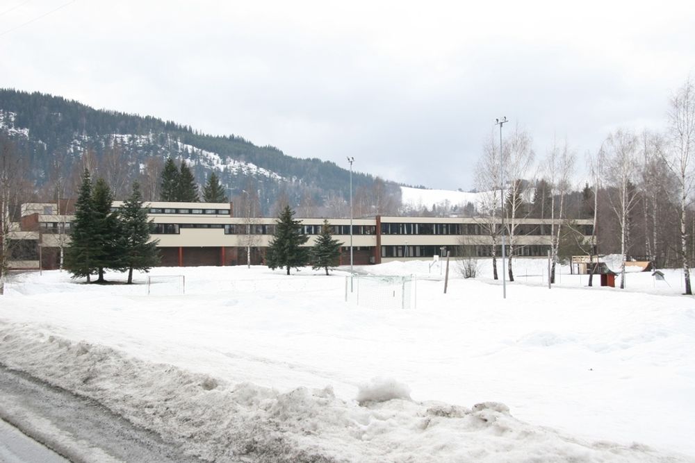 Biri ungsomsskole, Gjøvik kommune. 150-170 elever, ca. 30 ansatte. Bygget i 1974 for 20 års varighet. Står fortsatt i 2008