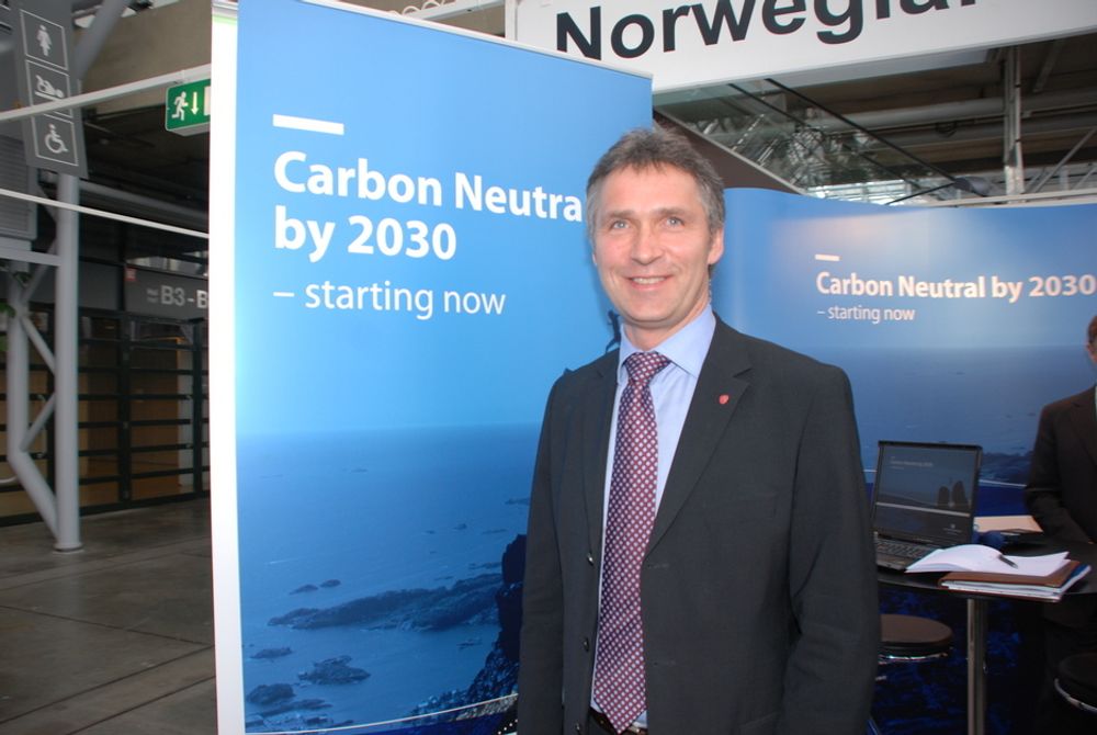 PÅ STAND: Statsminister Jens Stoltenberg (Ap) ved Finansdepartementets stand på Point Carbons klimahandelsmesse i København denne uken.