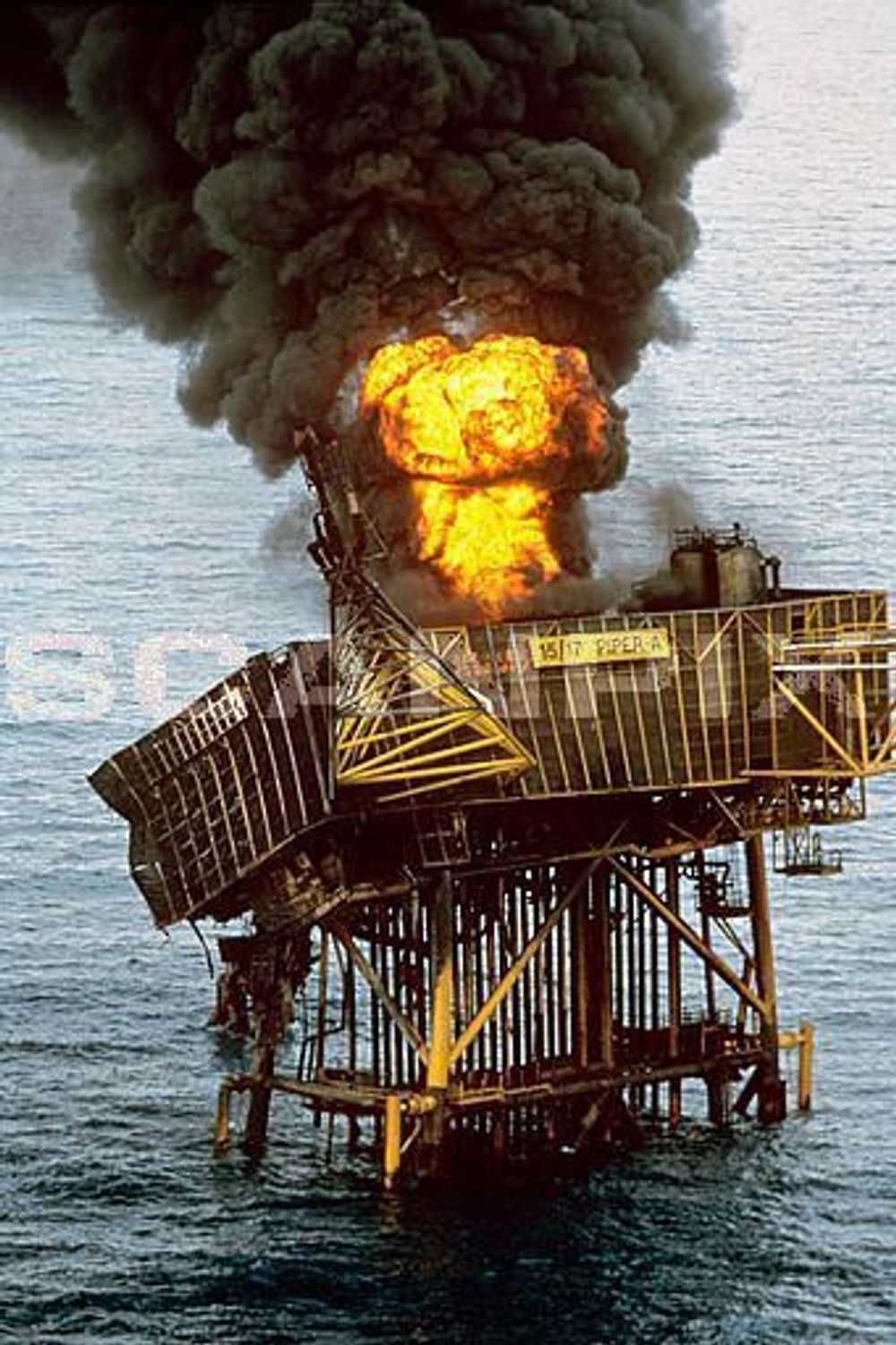 sx6d7be4
Overskrift 	Piper Alpha anniversary
Caption 	File photo dated 08/07/1988 of the North Sea oil rig Piper Alpha after an explosion.
