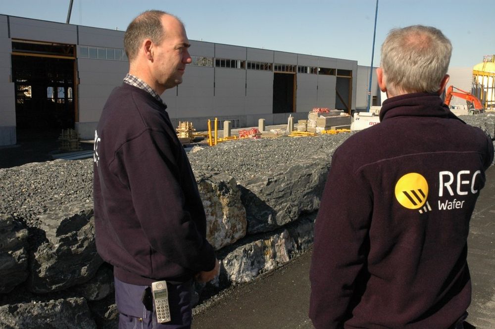 RADARPAR: Olav Holta og Roar Karlsen var de to første ansatte ved ScanWafer på Herøya. De har vært med på oppbygging av et fabrikkanlegg som i løpet av året vil telle 600 ansatte. Og flere vil det bli neste år.