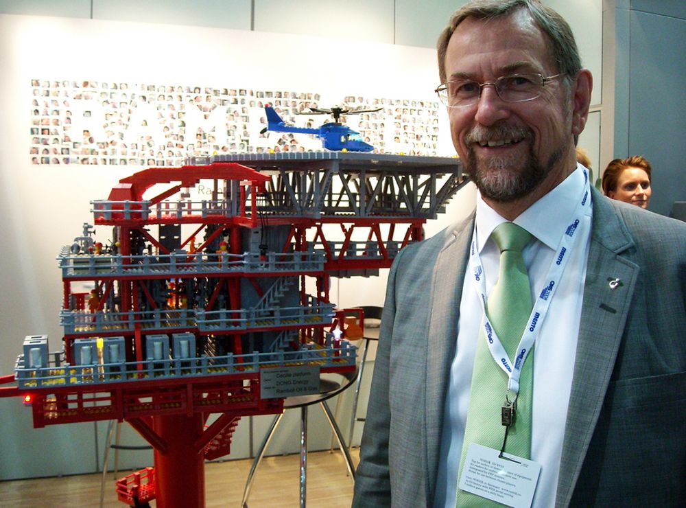MORO: Kai B. Olsen, direktør for markeds- og forretningsutvikling i Rambøll olje og gass, viser frem den fysiske Lego-modellen av plattformen Cecilie.