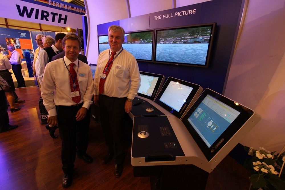 Kjell Sommerstad og Ole Christian Sørlie fra Kongsberg Maritime viser stolt frem dette styresystemet, som de  hadde kobet til en supplybåt-simulator.