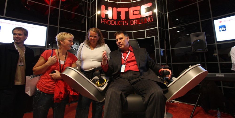 Amerikaneren Peter Gallegos fra Hitec forklarer gjestene hvordan denne stolen kan tilpasses og gi full kontroll til operatørene.