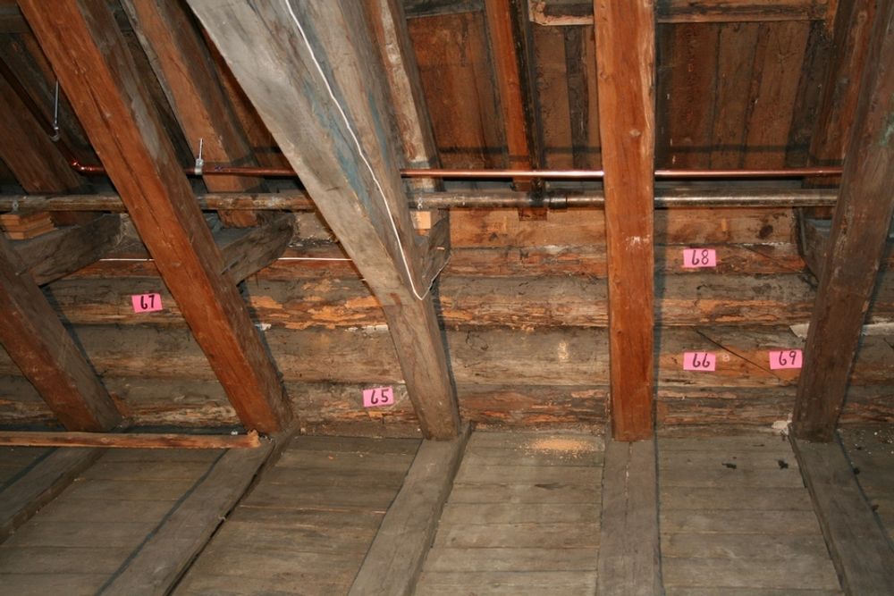 SKIFTET: På loftet er deler av bjelkene skiftet, og taket er hevet med fire omfar. Ingen vet foreløpig hvorfor dette er gjort.