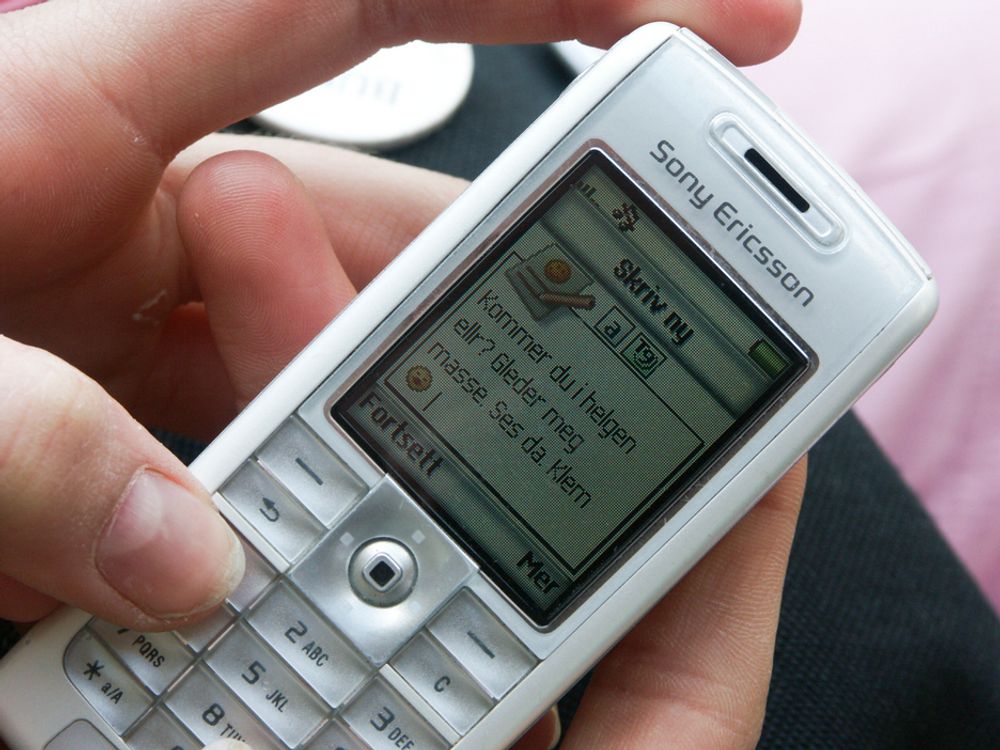 Mange foretrekker å flørte via SMS, ifølge en Netcom-undersøkelse.