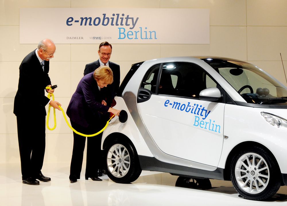 Bilde 3: E-MOBILITY BERLIN: Fra lanseringen til ser vifra venstre: Dieter Zetsche, styreformann i Daimler; Angela Merkel, forbundskansler i Tyskland; Matthias Wissman, president i den tyske bilindustriforeningen,