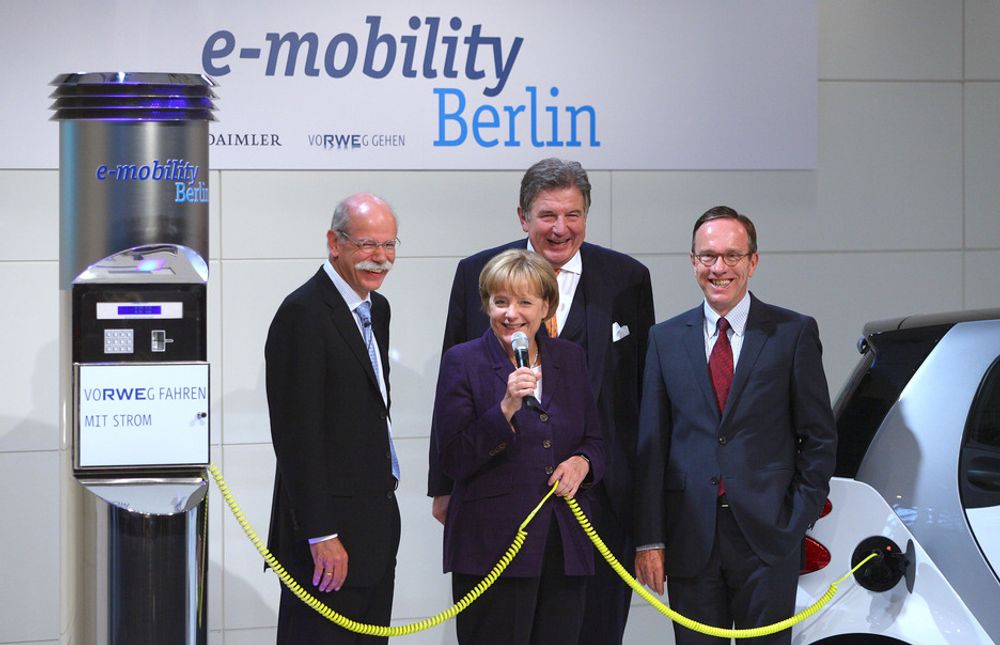 Bilde 4: Fra lanseringen til ¿E-mobility Berlin¿: F.v: Dieter Zetsche, styreformann i Daimler; Angela Merkel, forbundskansler i Tyskland; Jürgen Grossman, styreformann i RWE; Matthias Wissman, president i den tyske bilindustriforeningen