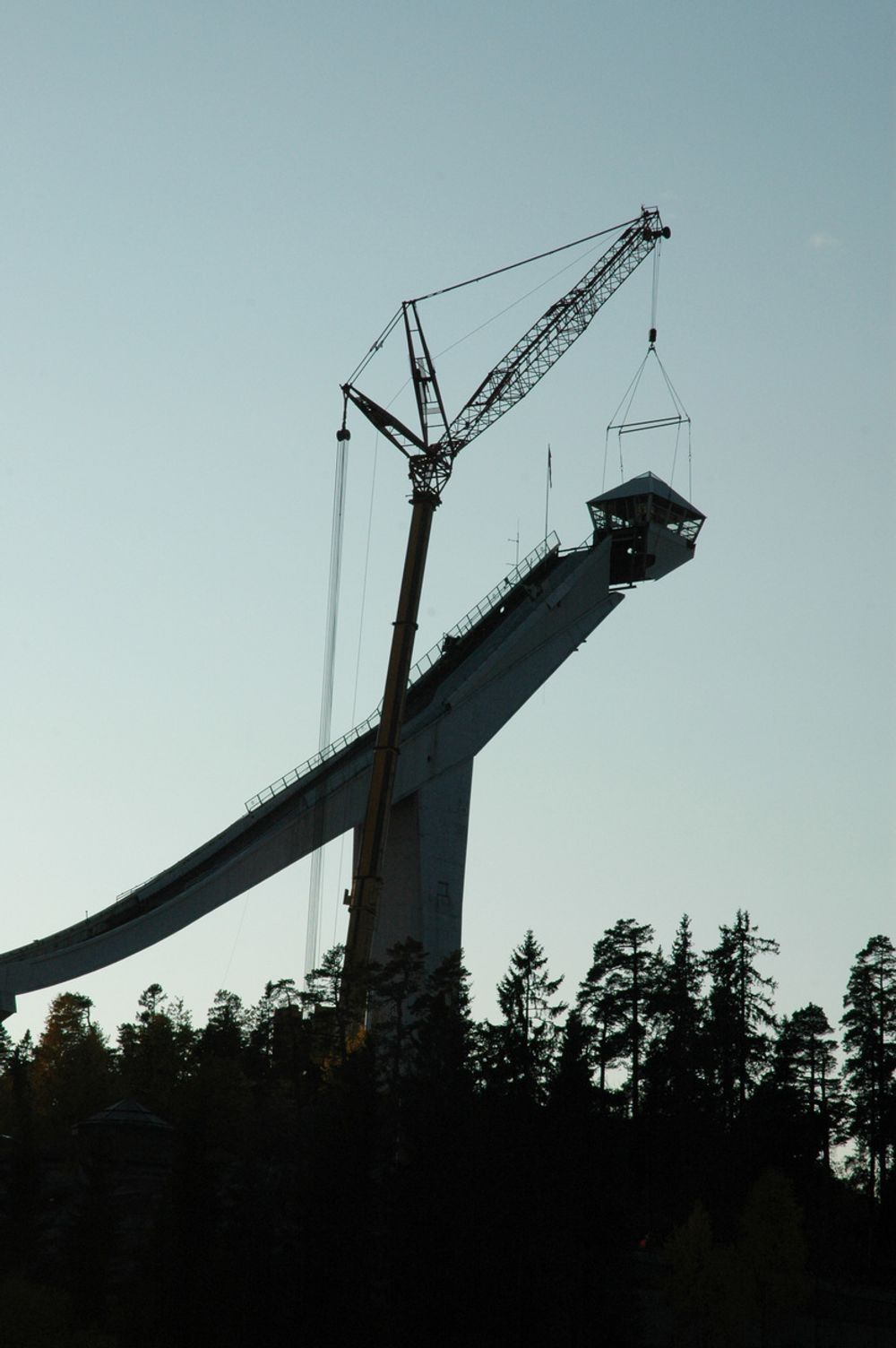 Rivingen i Holmenkollen foretas av NKR Riving AS, en del av NKR Demolition Group.