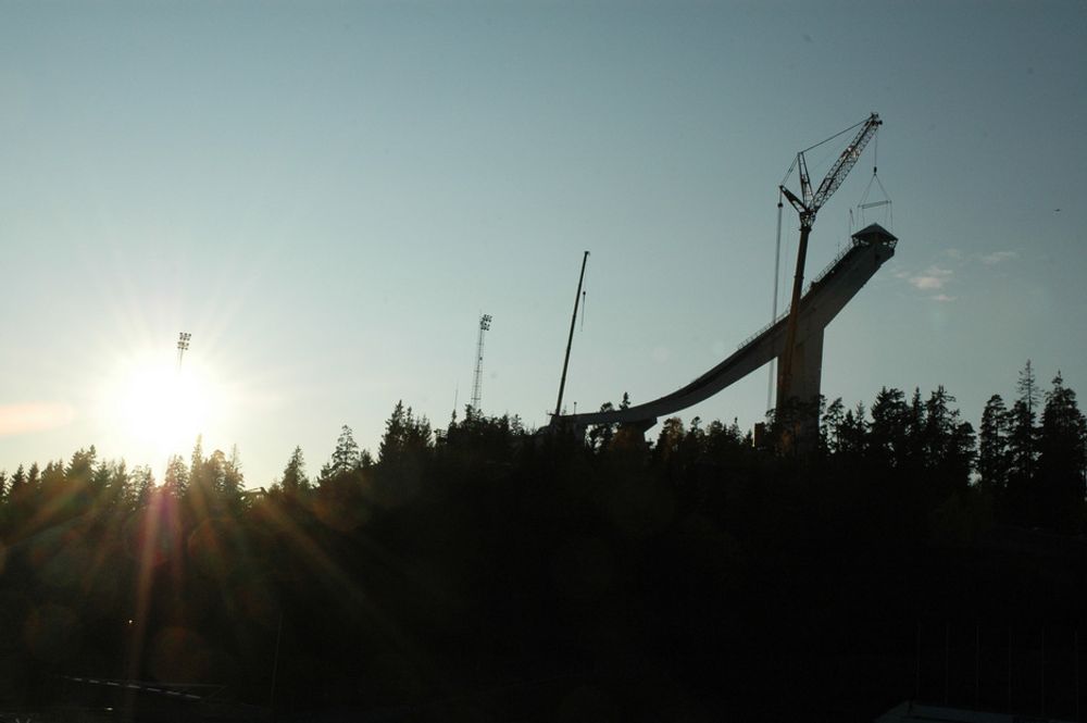 Oslo-været viste seg fra sin beste side da Holmenkoll-tårnet skulle ta farvel med resten av bakken. Det første rennet i Holmenkollen fant sted i 1892, og det har vært arrangert hopprenn hvert eneste år siden den gang.