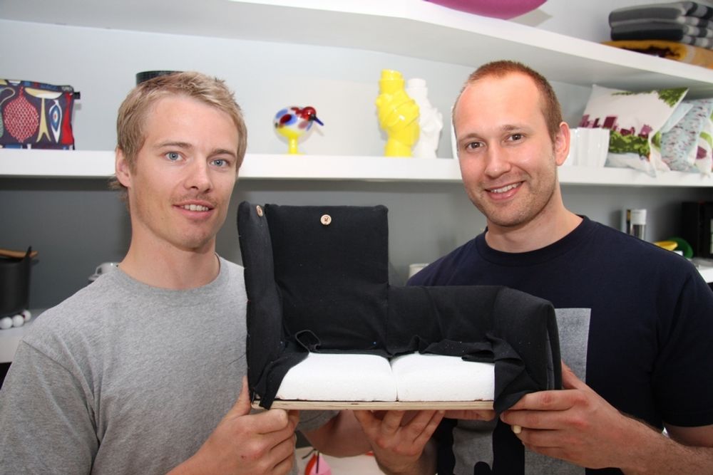 DEMPER STØY: Hallgeir Homstvedt (til venstre) og Torbjørn Anderssen har utviklet en designsofa med ekstra lyddempende egenskaper.