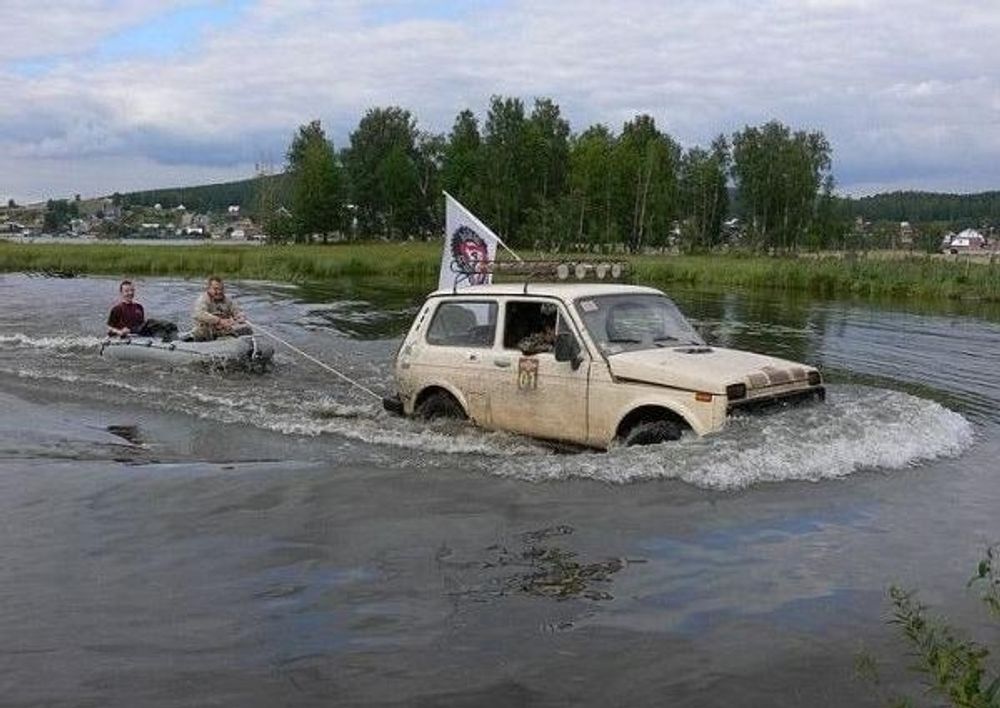 IKKE SJØHEST: Dersom du ikke har råd til båt, så ikke bruk bilen på vannet!