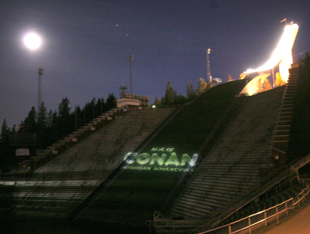 HOLMENKOLLEN NATTERSTID: Normalt er bikkja i bakken. Men under lanseringen av Age of Conan var denne byttet ut mde logoen til online-spillet. Månen til venstre fikk bare være statist.