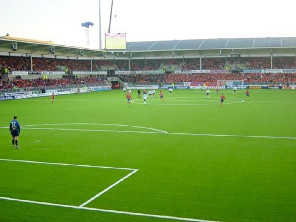 Fotballbanen til Aalesund er den første FIFA-godkjente banen med kunstgress. Utendørs slipper man usikkerheten rundt svevestøv.