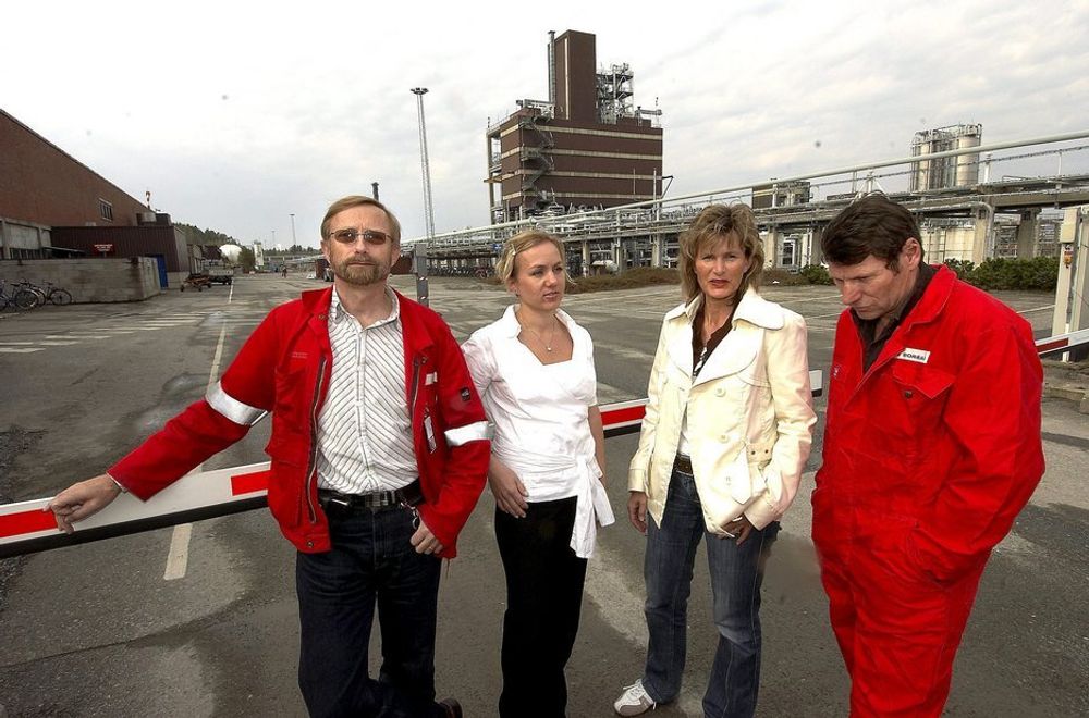 Fagforeningene på Ineos, fra venstre Hans Ødegård, Marte Nyheim, Hege Vale Baann og Jan Erik Tellefsen var sjokkert og skuffet etter meldingen om nedlegging av fabrikken i bakgrunnen.