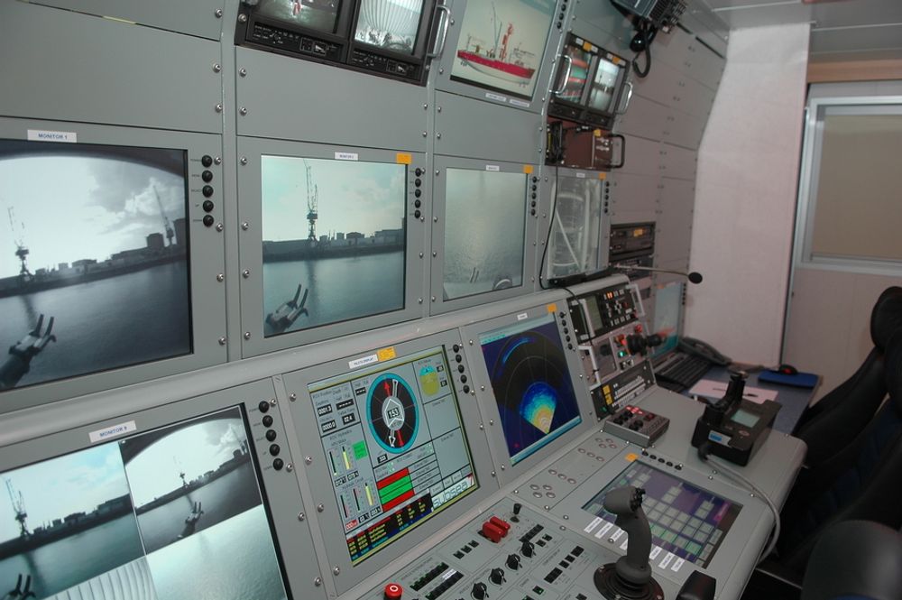 FØLGER MED: Fra dette kontrollrommet kan operatørene styre ROV-en, samtidig som de kan se arbeidet.