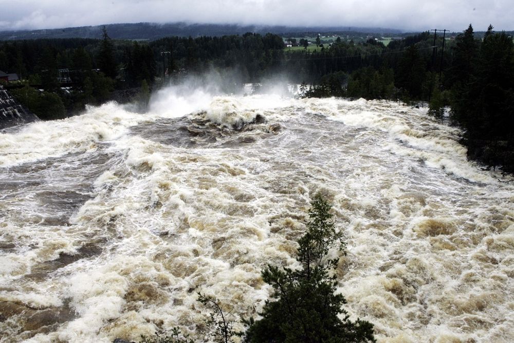 STORFLOM: I fjor sommer rant det 20 ganger mer vann enn normalt i Numedalslågen.