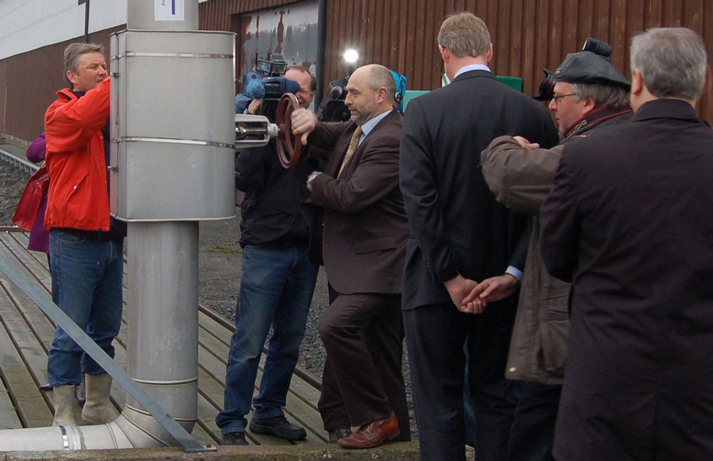 Næringsminister Dag Terje Andersen skrudde opp krana på Yaras nye AdBlue-terminal.