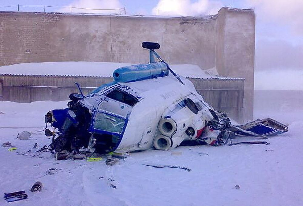 Tre personer omkom og to personer ble alvorlig skadet da dette russiske helikopteret styrtet under landing på helipaden på Heerodden i Barentsburg søndag.