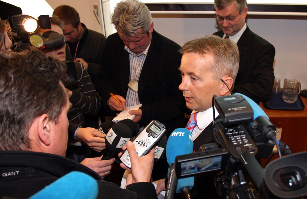 Justisminister Knut Storberget fikk i dag rapporten til undersøkelseskommisjonen etter Borbon Dolphin-forliset.