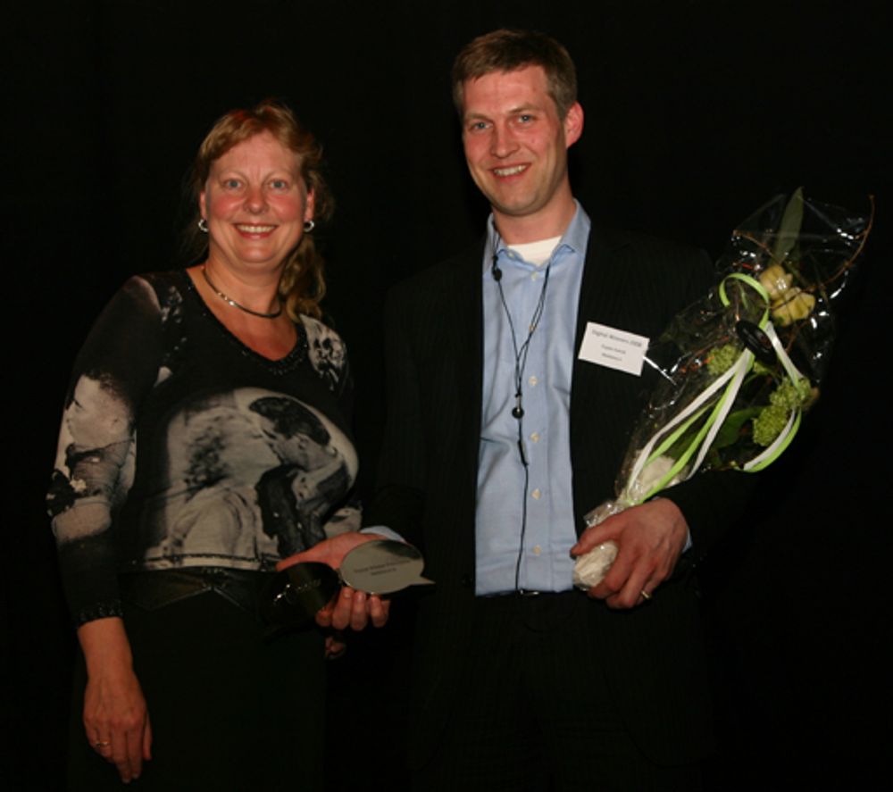 AND THE WINNER IS: Leder for juryen av Digital Winner Prize, Telenor-direktør Berit Svensen,  sammen med prisvinner  Mobiletech-sjef Espen Askvik.