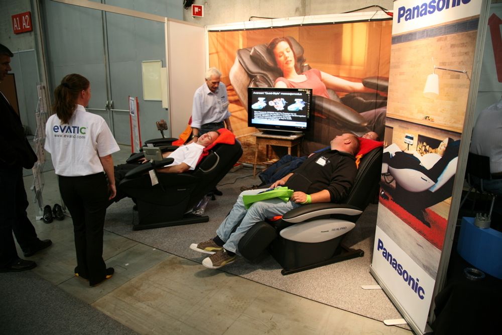 KOMFORT: Panasonic viste frem sine høyteknologiske massasjestoler. TU.nos utsendte prøvde, og det var absolutt å anbefale :-)