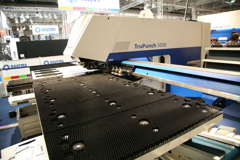 PUNCH: En av mange store maskiner på Den tekniske messen i Lillestrøm.
