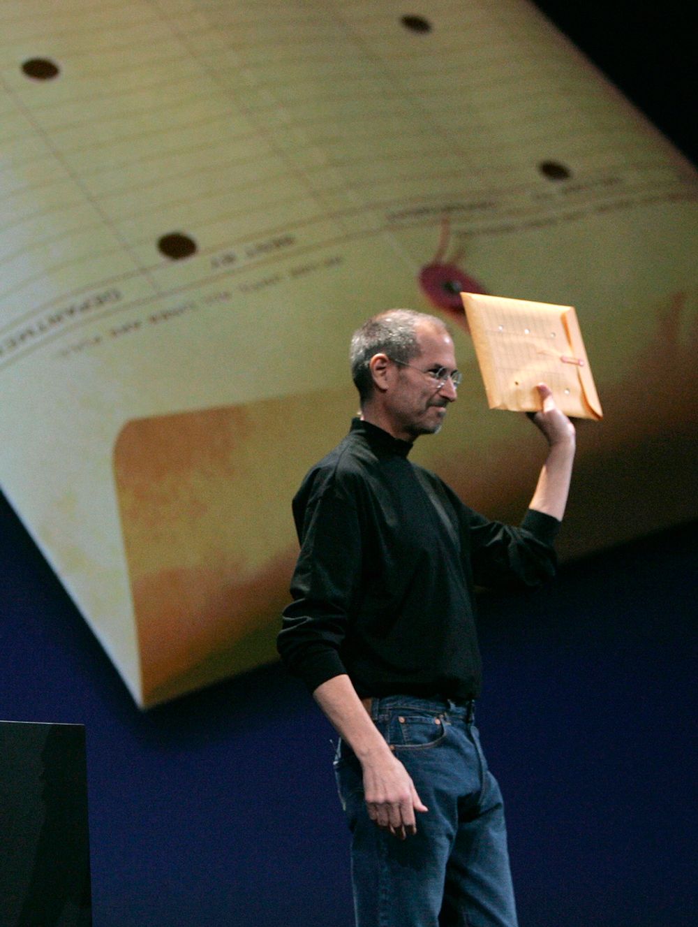 MacBook Air er så tynn at Steve Jobs plukket den fram fra en gul interntpostkonvolutt.