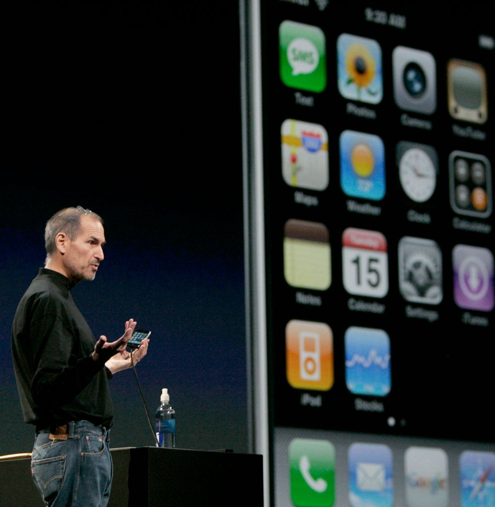 Steve Jobs presenterte ny programvare for iPhone, deriblant kart fra Google og muligheten for brukerne til å se hvor de befinner seg.