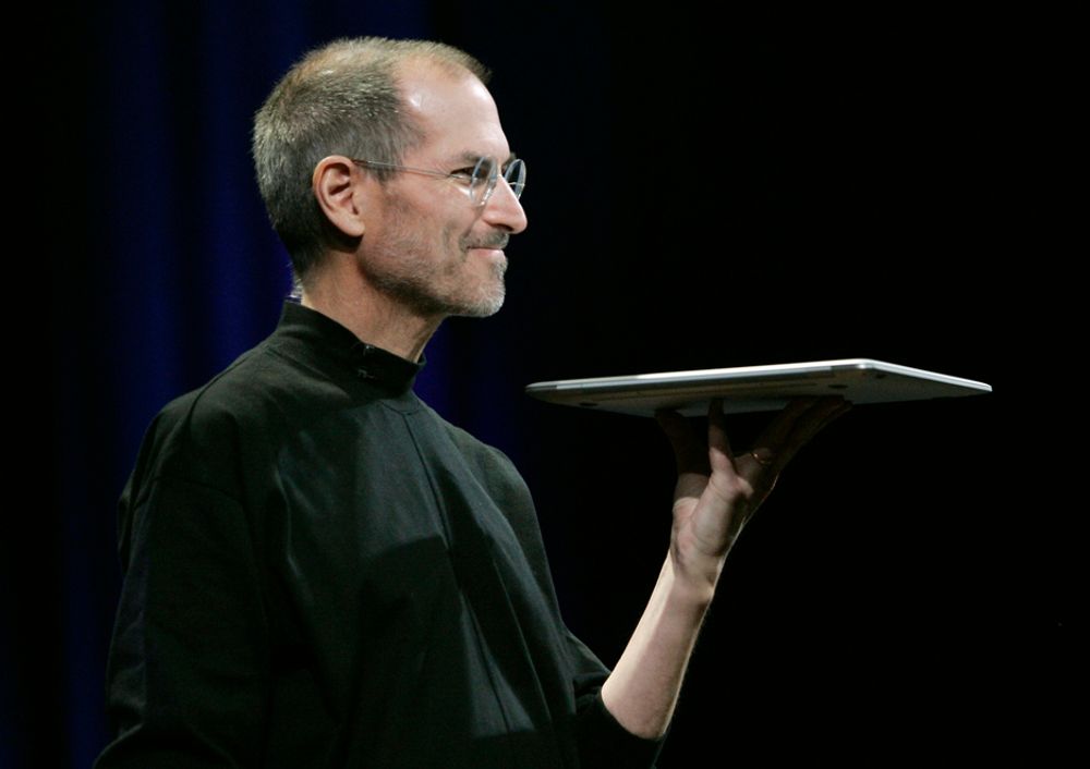 Steve Jobs med MacBook Air - verdens tynneste laptop.