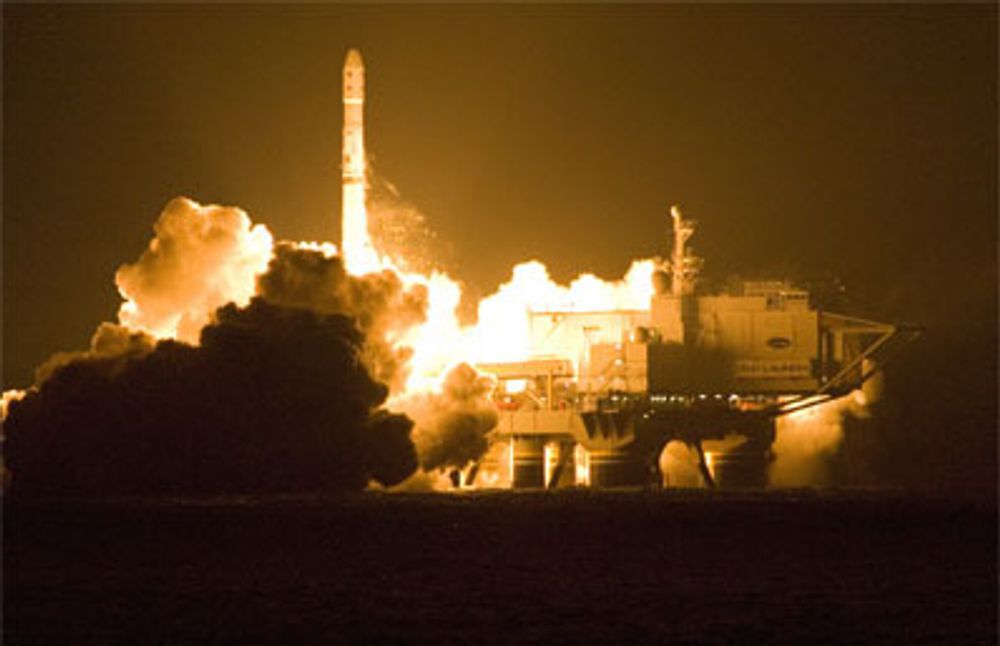 Klokka 6:49 lokal tid i Stillehavet går oppskytingen med Sea Launch av stabelen, tirsdag 15. januar 2008.