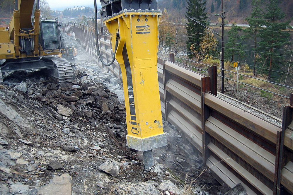 KRAFTIG: Piggemaskinen som benyttes til å knuse berget som er løsnet med wiresag, skal være den kraftigste som finnes i Norge. Den er i tillegg en av de som avgir minst støy.