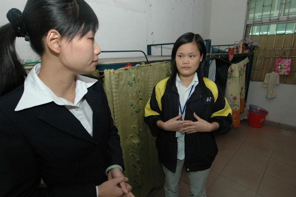 BOR I SOVESAL: Xie Bing Ji (til høyre) tjener 7 kroner i timen og bor på fabrikkens sovesal. Jevngamle Zhang Ya Nan er engelskutdannet på universitetet og tjener cirka 28 kroner timen.
