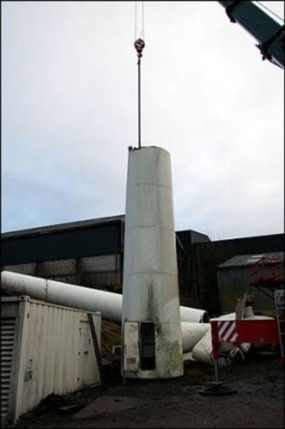 Restene av den gamle vindturbinen fjernes, etter 19 års tjeneste.