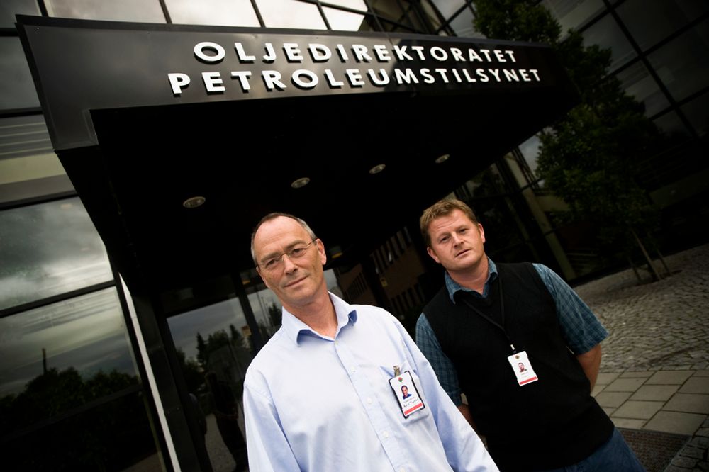 Jan Fløisvik (til høyre) lot seg lokke til Petroleumstilsynet av fast arbeidstid og gode utviklingsmuligheter. Fagdirektør Øyvind Tuntland kan vise til veldig tilfredse medarbeidere.