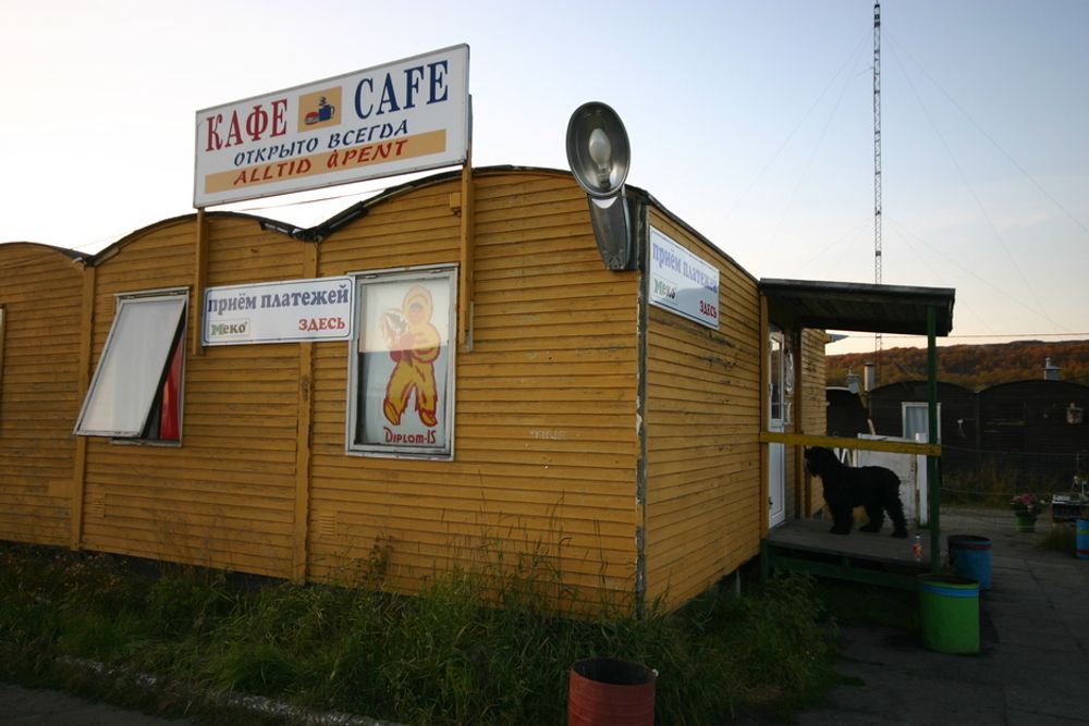 Titovka-kafeen, ei gammel norsk brakke, er obligatorisk stopp for nordmenn som kjører mellom Murmansk og Kirkenes. Det er slitsomt å humpe 24 mil på elendige veier.