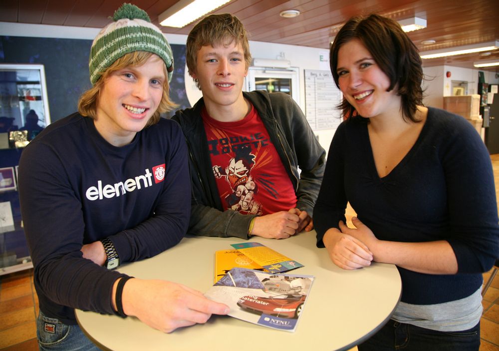 Ørjan Aronsen Ellingsen (fra venstre), Gunstein Skomedal og Ingeborg Odland setter pris på de mange spesialiseringsretningene på materialteknologistudiet ved NTNU.