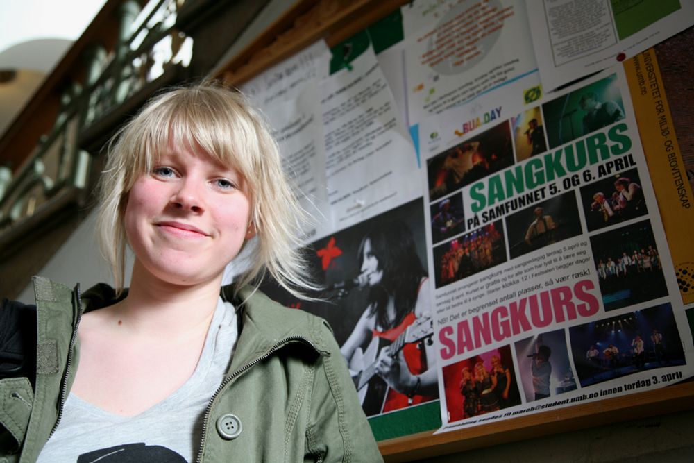 AKTIV: Tavlene er fulle av tilbud til mastergradsstudent Kirsti Mobråten Gundersen og andre UMB-studenter.