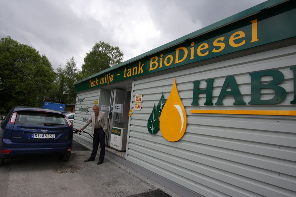 Terje A. Johansen fyller biodiesel fra Habiols pumpe på Jevnaker