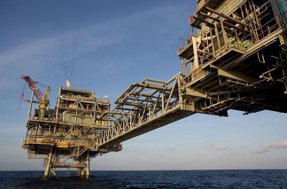Indonesias oljeproduksjon faller og har falt jevnt siden 1995.  Anoa-feltet i Natuna-havet utenfor nord-vestkysten av Indonesia har vært i drift i en årrekke.
